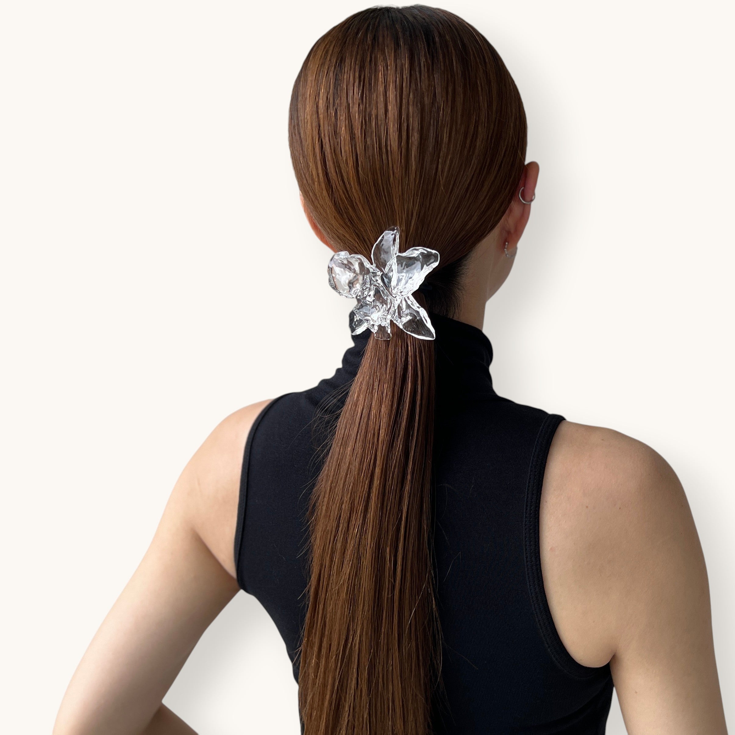 THE HAIR BAR TOKYOのルーサイト製オーキッドモチーフのポニー。透明感のある蘭の花がまとめ髪を華やかに飾るヘアアクセサリー