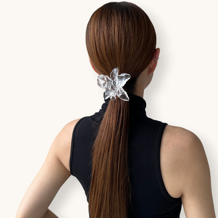 THE HAIR BAR TOKYOのルーサイト製オーキッドモチーフのポニー。透明感のある蘭の花がまとめ髪を華やかに飾るヘアアクセサリー
