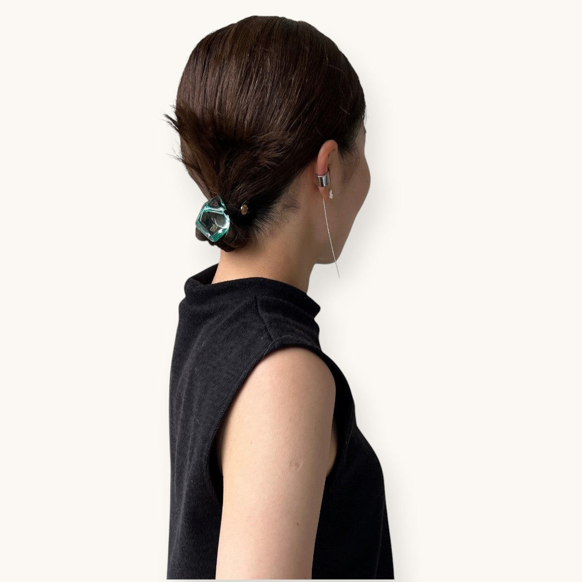 THE HAIR BAR TOKYOのルーサイト素材を使用した、氷塊のような透明感のあるエメラルドグリーンのポニーカフ。髪をまとめたヘアスタイルに映える立体的なデザイン。