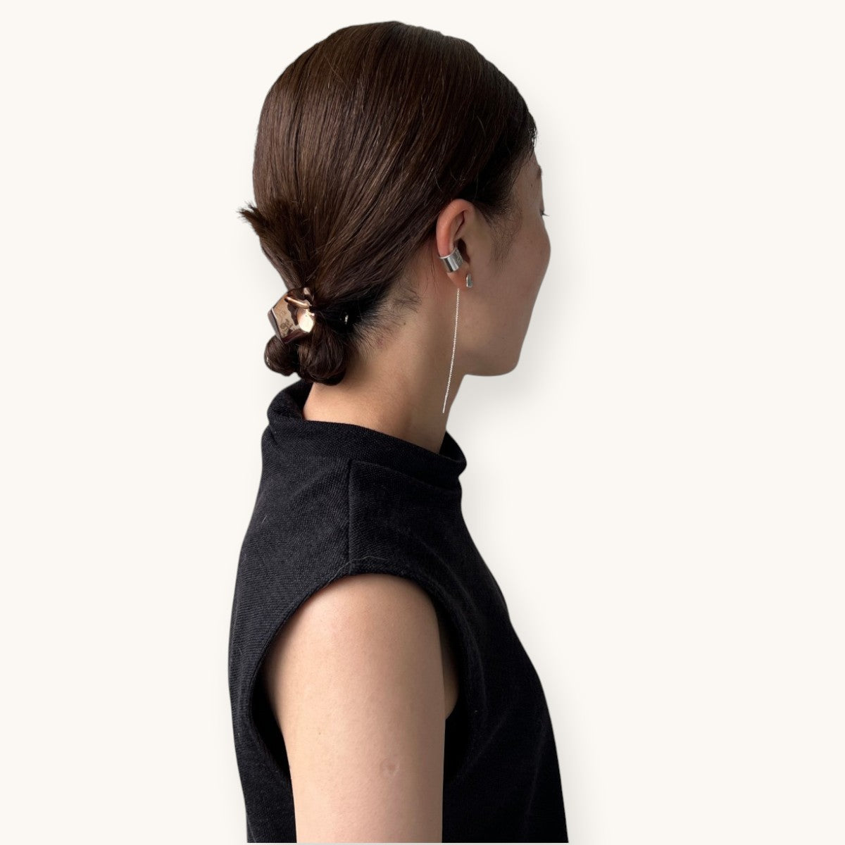 THE HAIR BAR TOKYOのルーサイト素材を使用した透明感のあるアイスポニー。氷塊のような立体的なフォルムが特徴で、髪を上品に飾ります。