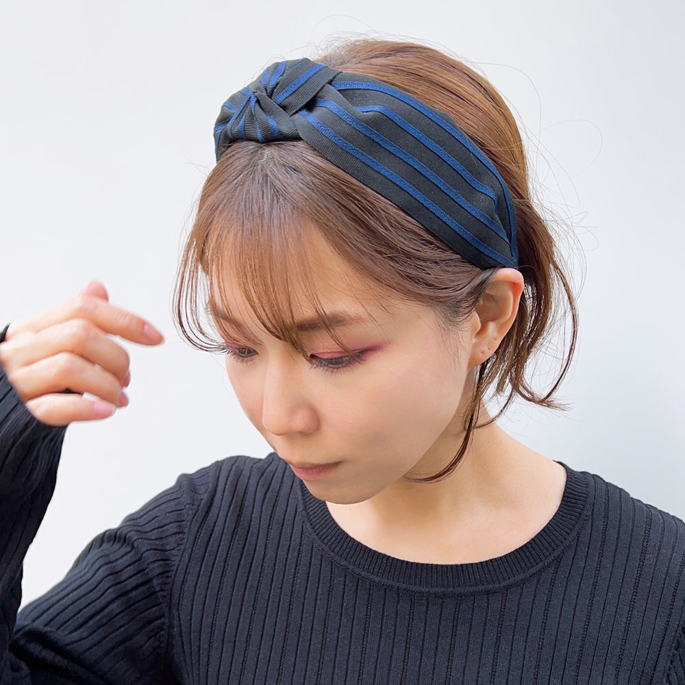 THBT メタル モノグラム ヘッドバンド 40㎜ ゴールド - ヘアアクセサリー